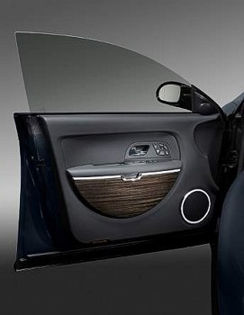 Intrieur de la Citron C6 Le portes sont sans montant. Exclusif.